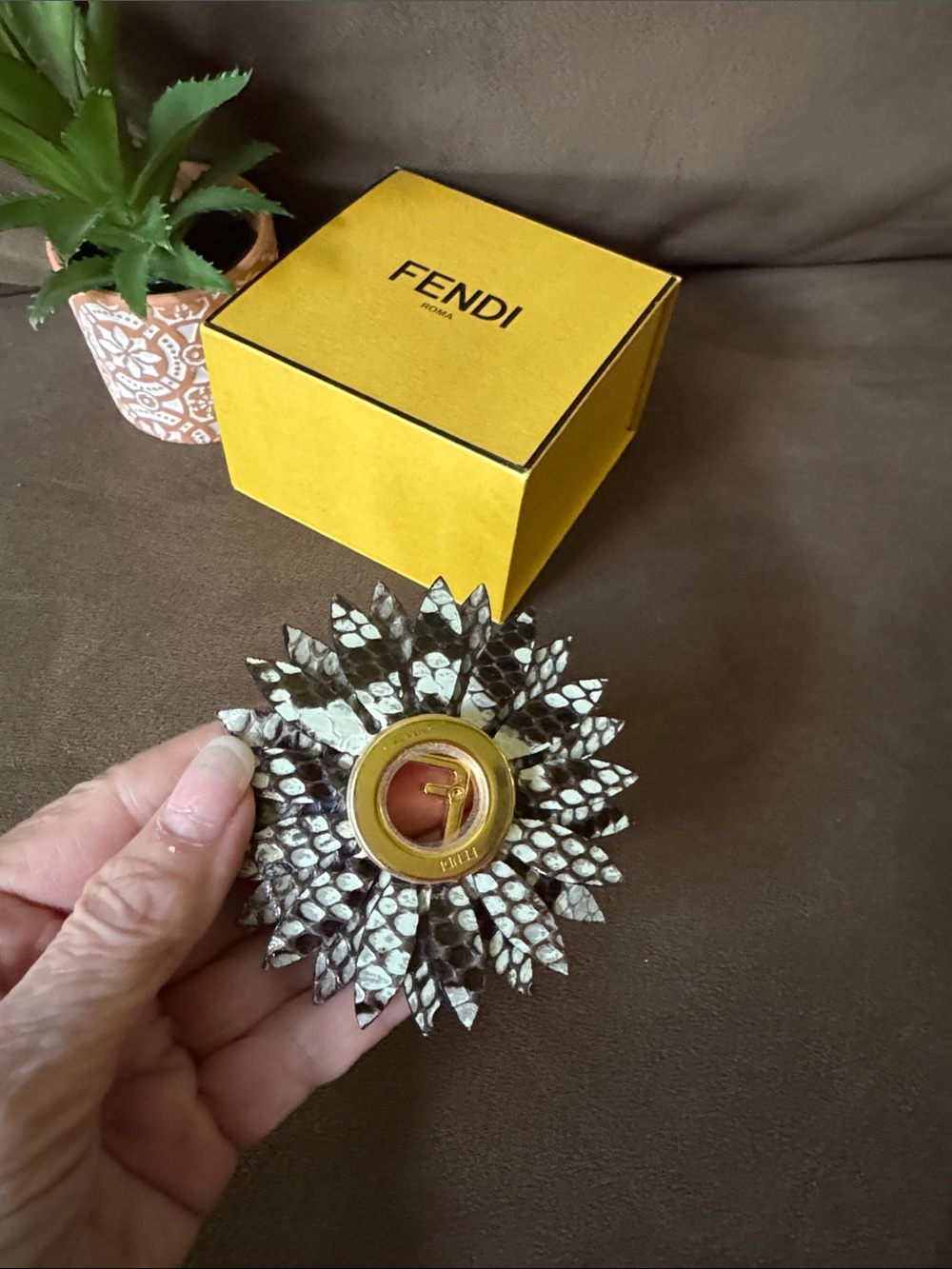 HOLD

Fendi Python Leather Magnetic Floral Brooch Bag Charm Made in Italy & Box - Picture 5 of 8